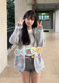 小莓   158cm 42kg C杯 | 22歲